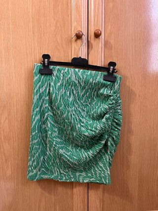 Falda verde con estampado