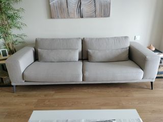 Sofá de tela beige y gris