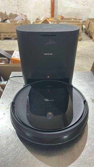 - Cecotec Robot Aspirador y Fregasuelos con Base