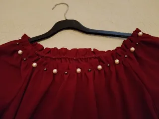 Blusa burdeos con perlitas