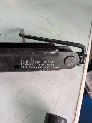 Cric auto universale con chiave per sblocco ruote