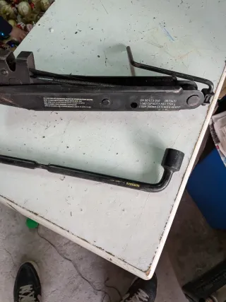 Cric auto universale con chiave per sblocco ruote