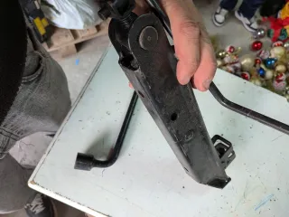 Cric auto universale con chiave per sblocco ruote