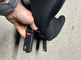 Alzador infantil negro con ribete rojo