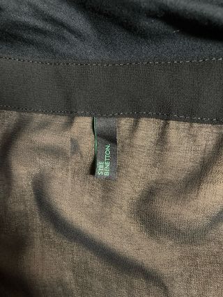 Blusa Benetton escote drapeado y transparencias