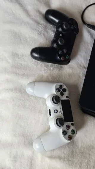 PlayStation 4 con PROYECTOR y dos mandos cablehdmi