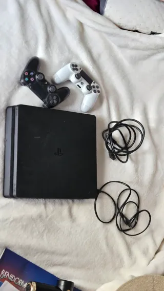 PlayStation 4 con PROYECTOR y dos mandos cablehdmi