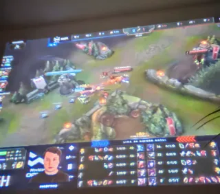 PlayStation 4 con PROYECTOR y dos mandos cablehdmi