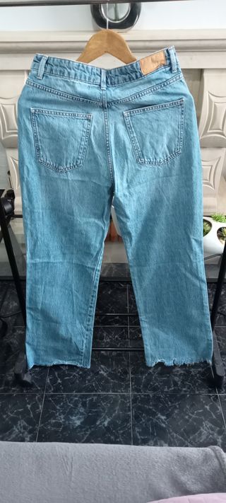 Conjunto T-Shirt + Calças de Ganga + Calças Cremes