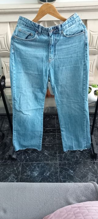 Conjunto T-Shirt + Calças de Ganga + Calças Cremes