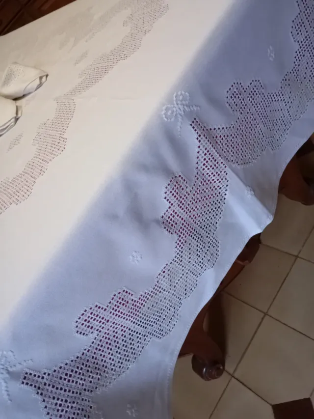 Mantelería Lagartera Bordada a Mano