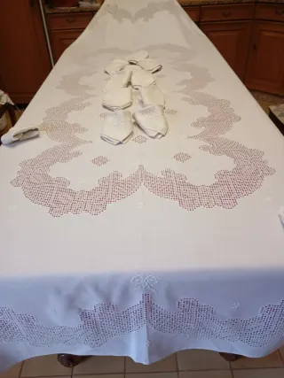 Mantelería Lagartera Bordada a Mano