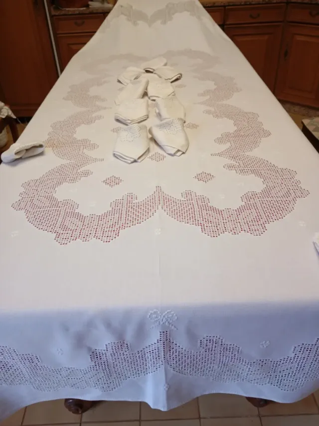 Mantelería Lagartera Bordada a Mano