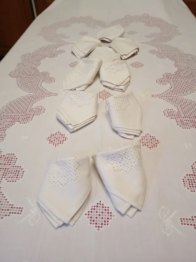 Mantelería Lagartera Bordada a Mano