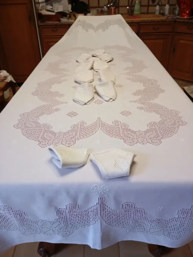 Mantelería Lagartera Bordada a Mano