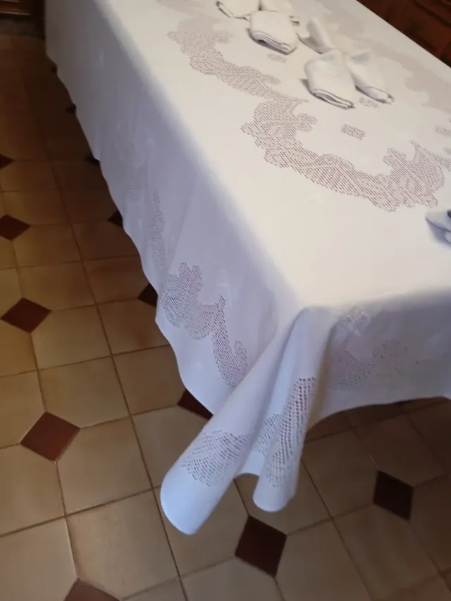 Mantelería Lagartera Bordada a Mano