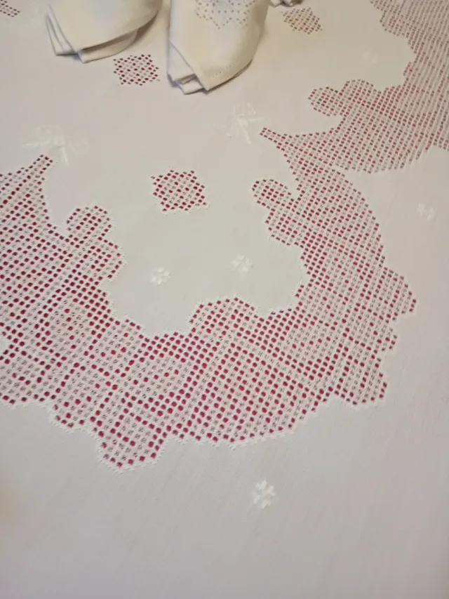 Mantelería Lagartera Bordada a Mano