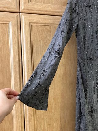 Vestido gris con rotos y brillos