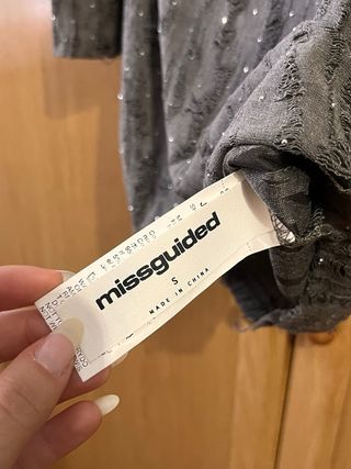 Vestido gris con rotos y brillos