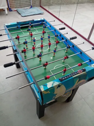 Futbolín infantil con billar y múltiples juegos.