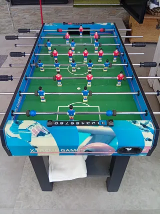 Futbolín infantil con billar y múltiples juegos.