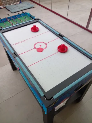 Futbolín infantil con billar y múltiples juegos.