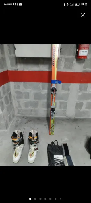 Esquís ATOMIC con botas y accesorios