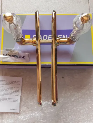 Manillas de puerta doradas con cristal