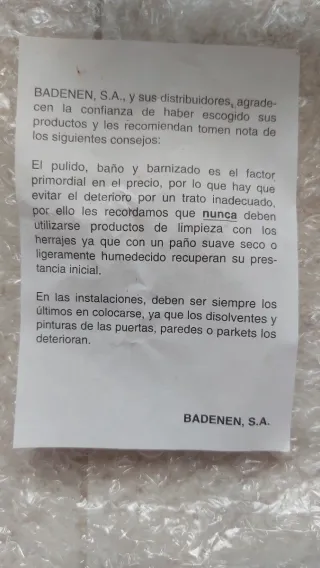 Manillas de puerta doradas con cristal