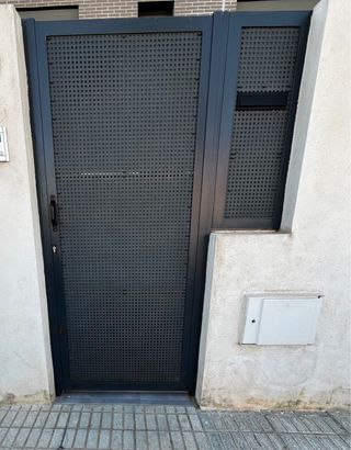Puerta peatonal de hierro + valla buzón