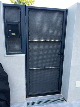 Puerta peatonal de hierro + valla buzón