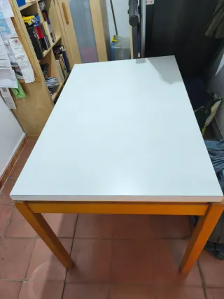 Mesa de comedor blanca y madera
