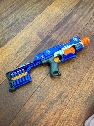 Pistola de juguete Nerf azul y naranja