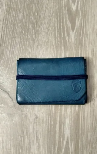 Cartera de piel artesanal azul