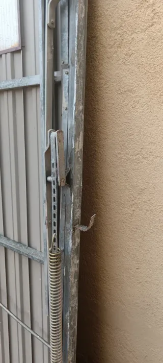 Puerta de garaje basculante. Regalo puerta de paso