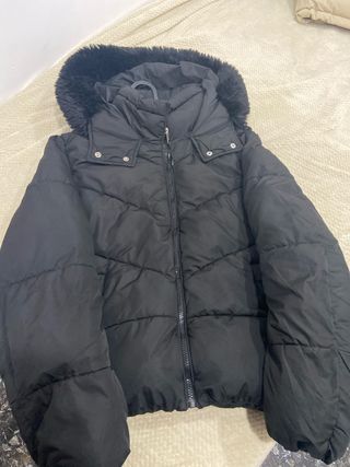 Chaqueta negra con capucha de pelo