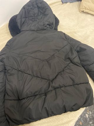 Chaqueta negra con capucha de pelo