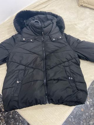 Chaqueta negra con capucha de pelo