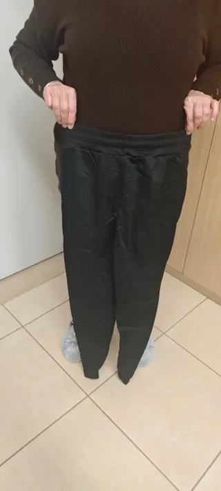 Pantalones de chándal negros , tres piezas.