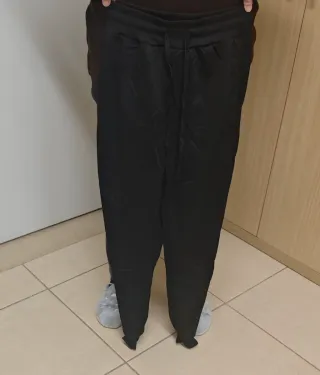 Pantalones de chándal negros , tres piezas.