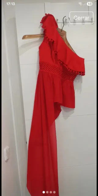 Top asimétrico rojo con pompones