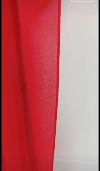 Top asimétrico rojo con pompones