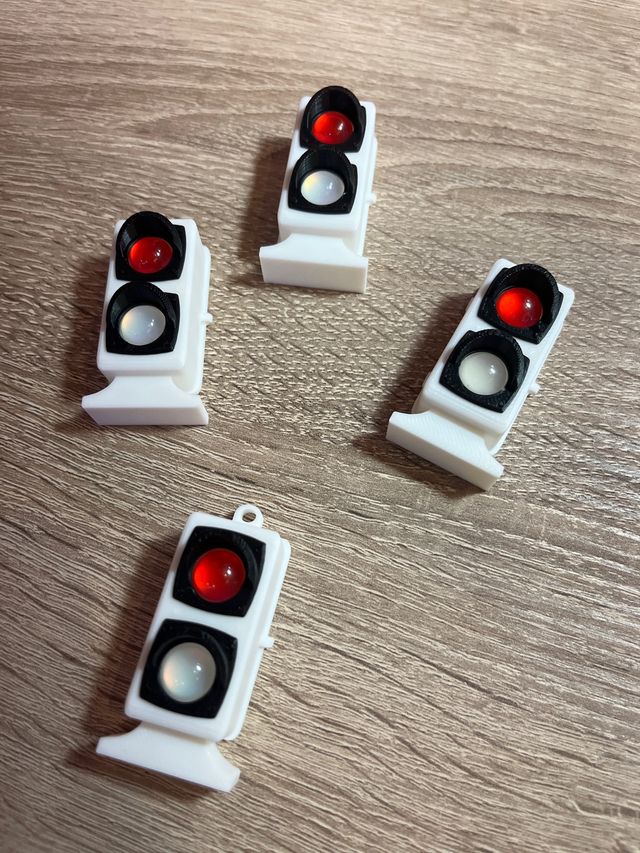 Llavero mono bajo en rebase autorizado