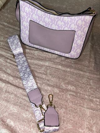 Bolso morado y blanco con logo