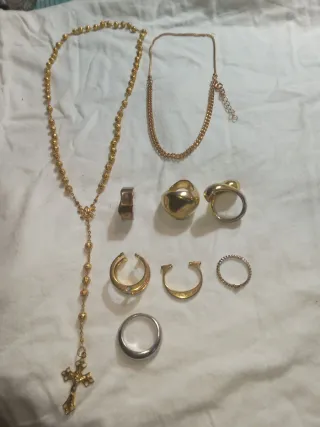 Lote Bisutería: Collares y Anillos Dorados
