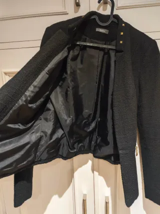 Blazer C&A negro con tachuelas