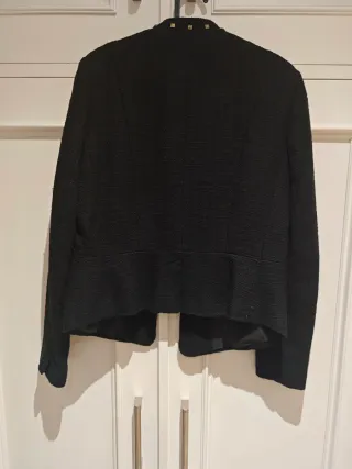 Blazer C&A negro con tachuelas