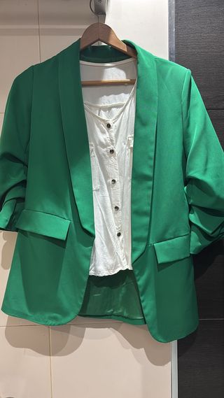 Americana verde y blusa blanca