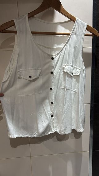 Americana verde y blusa blanca