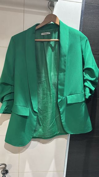 Americana verde y blusa blanca